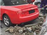 什么仇什么怨！全新奥迪跑车遭人挖坑堆石头围堵