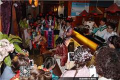 龙港网12月14日讯：昨天晚上，由龙港雅姿举办的古装秀活动，在龙港刮起了一股古装热潮。奔放的唐装、保守的宋装、端庄的清朝服装，古装爱好者们展示了汉、唐、宋、元、明、清等朝代的多款女性服装，使大家恍若“穿越”到了古代，一起领略古代平民百姓到达官贵人的服饰文化，感受古代礼乐文明的演变和延续。