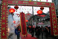 正月初三，龙港举行民俗文化一一＂圣母巡游＂活动，江口丶金钗河丶方岩丶河底高等13个村大众数万人参加。今天上午7点从江口村太阴宫内人头攒动，锣鼓震天，随着鞭炮声响；由10个方队组成一支浩浩荡荡的绕村队伍，抬着圣母娘娘花轿沿金钗河、方岩、河底高、朝西屋、池浦、黄家蓬、三大屋、瓦窑头、河北庙、涂厂、新美洲、下埠等途经之处，家家开门纳福，信众纷纷鞭炮响起，祈求风调雨顺，国泰民安。本次出游祈福活动历时10小时游遍13个村。据一陈老伯称：“此项民俗文化活动已经停了快30年了，现在又重新恢复了。”