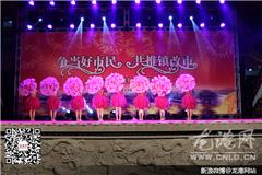 龙港网4月20日讯：昨天晚上，以“争当好市民 共推镇改市”为主题的龙港镇2016年文化下乡第二场巡回演出在龙港镇河底高村文化礼堂内开演，礼堂内张灯结彩，热闹非凡。当晚为社区居民们献上一场精彩的文化大餐。