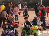 江滨外滩闹盈盈 市民乐陶陶