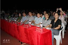 昨天晚上，龙港镇文明大擂台—企业专场赛区在湖前社区湖前小学隆重举办，现场好不热闹，人潮涌动。活动现场，参赛人员紧张激烈的答题，台下观众也不落人后，积极举手回答，台上台下响应热烈。而本活动主张“以传播文明知识”为己任，推进龙港镇创建全国文明城镇工作，配合当前城乡环境综合整治工作的开展，传播正确的文明和卫生知识。周碧素，朱文胜、戴安胡等镇领导到场观看比赛。