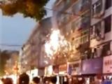 吓人！龙港街头高压线起火，现场火花四溅！