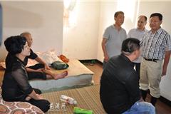 龙港网10月8日讯：今天下午，县委常委、镇委书记丁振俊来到城区几条主干道、舥艚港口、芦浦房屋倒塌处、芦浦避灾点等地，实地调研台风的受灾情况，对台风造成的损失及灾后重建工作进行指导。镇委副书记周碧素、镇委副书记李孝取、副镇长陈贤选、副镇长章定宇等领导陪同。图为丁振俊慰问在避灾点的群众。