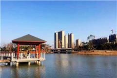   龙港城市公园 地处龙港世纪新城板块核心区，通港路边上（通港路全面加宽建设，提升附近发展）总占地面积229亩，总投资1.8亿