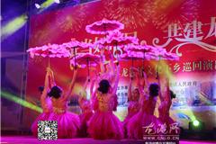 龙港网5月17日简讯：昨天晚上，“争当好市民 共推镇改市”为主题的龙港镇2016年文化下乡系列巡回演出来到了龙港舥艚社区东山周村文化礼堂，一路欢歌一路宣传镇改市。