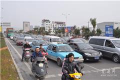 龙网4月2日讯：今天是清明短假第一天，本网值班编辑走访了龙港大桥、世纪大道大转盘、世纪大道江山公路、灵宜公路云岩段和宜山转盘处看到，道路上基本上是畅通，宜山往钱库方向部分道路通行有些缓慢。据县交警大队副大队长冯平华介绍，全县交通民警、交通协管员全部在一线维持道路交通秩序，确保清明短假期间道路畅通。