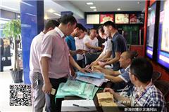 人大代表陆续到场签到