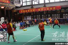 龙港网1月2日讯：为展现龙港体育强镇的魅力风采，进一步活跃龙港镇机关的体育健身活动。昨天，正值元旦佳节，由龙港镇体育联合会主办，龙港镇机关羽毛球俱乐部承办的“庆元旦”龙港镇机关羽毛球比赛在龙港镇中对口村文化礼堂举行。