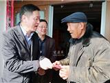 县委书记黄寿龙来芦浦看望老党员贫困户 