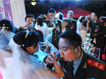 （上）苍南五位消防官兵“八一”前夕当新郎