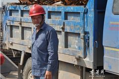 连日来的高温，使龙港最高温达到了35摄氏度以上，而一直坚守在施工第一线的建筑工人们更是受尽了高温的“折磨”。昨天中午，记者来到龙港体育馆建筑工地现场，感受建筑工人在高温下辛苦作业。