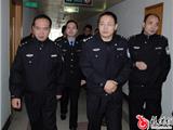 冯蒋龙慰问英勇负伤民警和协警