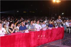 龙港网8月11日讯：昨天晚上，2014年龙港镇文化艺术节在热闹的乐曲声中正式拉开帷幕。龙港镇委副书记李孝取、副书记黄贤满、副书记吕存阳、镇委委员朱文胜、副镇长陈贤选、副镇长缪维宝等出席开幕式。     开幕式后，一台精彩纷呈的的文艺演出举行。丰富多彩的节目，充分展现了龙港城市的独特魅力，表达了文艺工作者们对家乡的热爱之情，同时，也为广大市民带来了一场视听盛宴。