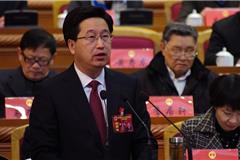 图为市长陈金彪向大会作政府工作报告