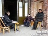 桥墩所深化大走访 上门为老人办户口