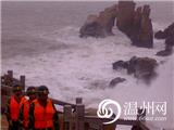 南麂岛海浪滔天 边防官兵雨中加固群众住房