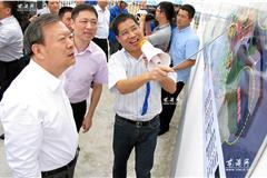 龙港网9月27日讯：今天上午，浙江省省长夏宝龙率领省直机关有关部门、沿海各市党政主要负责人组成的考察组，乘船对浙江海洋经济进行考察。在省委常委、温州市委书记陈德荣，市长陈金彪陪同下视察龙港新区，实地了解了海洋经济发展，海涂围垦工程进展，龙港新城开发建设等情况。陪同还有县镇领导黄寿龙、董庆华、麻胜聪、黄锦耀、魏忠梁、王忠秀。

    据悉，此次夏宝龙一行乘船考察浙江沿海各地海洋经济发展情况，将更直观地了解浙江海洋经济发展示范区的空间布局，对下一步浙江海洋经济发展起到了重要的推动作用。