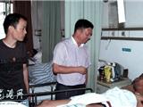 镇领导吕存阳看望慰问受伤协警