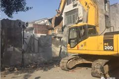 龙港网3月1日讯：今天上午，龙港镇城市管理与综合行政执法局湖前中队组织50多名工作人员对鯨头社区杨府殿后巷的蜡烛生产集中地进行依法拆除，共拆除6000多平方米。