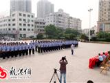 我镇举行外来人口协管员队列会操演练