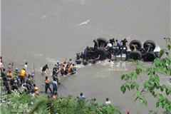 龙港网4月20日特派记者（陈记）4月20日上午8点02分，四川雅安发生7级地震后，本网记者正好在眉山市，9点出发赶往雅安市芦山县，12时58分，用摄像机、照相机真实记录了第13集团军一辆运送17名官兵的救灾车辆，由于避让从芦山方向驶来的私家车，导致车辆爆胎，然后，军车失控翻下山崖，坠入河中，当地村民、交警、志愿者、官兵和龙港四青年积极投入参与紧急救援。当场致1人牺牲、3人重伤（其中运送途中1名战士不治身亡）、4人轻伤。