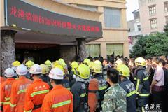 10月26日下午苍南县公安消防局、龙港镇人民政府联合龙华大酒店、龙港旅馆业协会开展消防知识培训及灭火救援演练。县公安消防局局长沈明弟、镇领导吕存阳、赵凯在现场观摩演练。公安分局、安监局、交警队、消防中队、卫监、医院联合协作开展演练。大家纷纷表示举办这样的消防安全培训演练非常重要，既熟悉掌握了消防知识又提高了预防能力，同时也使自己进一步掌握了紧急疏散及逃生自救方法，掌握了消防器材的正确使用方法。

