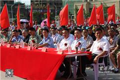 龙港网9月8日讯：火红青春献国防，今天下午，龙港镇在财富广场举行2015年新兵入伍欢送仪式暨中学生“我送哥哥去当兵”国防教育主题活动。今年全镇应征入伍的149名新兵从今天开始将分批陆续启程，开始他们的军旅生涯。 镇领导有人大主席上官光强，镇长陈为来，镇委副书记李孝取，镇委副书记黄贤满，镇委委员、副镇长赵凯，镇委委员朱文胜，镇委委员、人武部长黄传朴，镇委委员、公安分局局长李求完，人大副主席戴安胡，副镇长陈贤选，副镇长章定宇等领导出席活动。