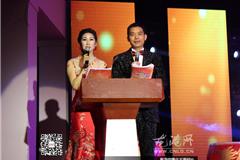 龙港网4月28日讯：彩灯舞步摇曳生姿，“劳动者之歌”唱响龙港。昨天晚上，由中共龙港镇委、龙港镇人民政府主办的庆祝“五一”国际劳动节表彰暨“劳动者之歌”文艺晚会在龙港影院隆重举办。龙港镇领导上官光强、李孝取、朱文胜、黄传朴、陈德宗、戴安胡、梁亦俊、陈庆伟等出席。