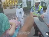 龙城警事丨女子身体不适急求助 交警辅警火速送其就医