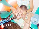 苍南男孩手指卡地漏求助消防队员