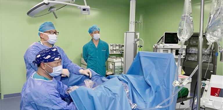 龙港中医院新院区成功实施首例前列腺等...