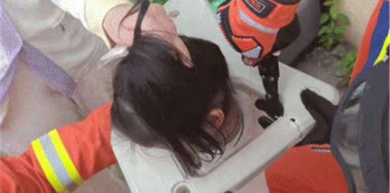 龙港某包装厂突发惊魂一幕！3 岁女孩头...