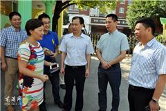 龙港网9月10日讯：今天上午，龙港镇三套班子领导王忠秀、上官光强、周碧素、李孝取、吕存阳、金珍敏、黄传朴、戴安胡、陈贤选在龙港学区干部的陪同下，前往龙港高级中学、龙港巨人中学、江南中学、龙港一中、龙港三中、江南实验学校、龙港一小、龙港五小、龙港小龙人幼儿园等等看望工作在教学一线的教师，向他们表达节日的问候。
