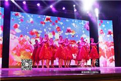 龙港网1月13日讯：为热烈庆祝龙港镇成功列入全国新型城镇化综合试点镇和2015新年的到来，进一步弘扬社会主义先进文化，丰富活跃群众的文化生活，大力提高龙港人民的精神价值观。昨天晚上在龙港镇双排殿文化礼堂（东排殿），以“中国梦，幸福年”为主题，开展2015年龙港—灵溪文化走亲联谊演出，本场晚会将集声乐、舞蹈、小品、乐器演奏为一体，将龙港、灵溪两地较为优秀的节目搬上舞台，让龙港人民一饱眼福。镇委委员朱文胜出席观看演出。