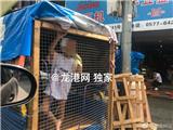 龙港闹市街头惊现“铁笼车”，里面关着个小男孩