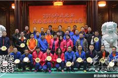 龙港网1月2日讯：为展现龙港体育强镇的魅力风采，进一步活跃龙港镇机关的体育健身活动。昨天，正值元旦佳节，由龙港镇体育联合会主办，龙港镇机关羽毛球俱乐部承办的“庆元旦”龙港镇机关羽毛球比赛在龙港镇中对口村文化礼堂举行。