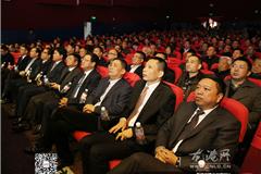 龙港网12月9日讯：今天上午，龙港镇建镇三十周年纪念大会在影剧院隆重举行。苍南县人大常委会主任苏庆明，县委常委、常务副县长黄锦耀，县委常委、镇委书记丁振俊，县政协副主席冯兴钱，龙港镇长王忠秀，镇人大主席上官光强，镇委副书记李孝取、黄贤满、吕存阳、丁许远等在主席台就坐，镇三套班子领导成员、新城管委会班子领导及老干部等500多人参加大会。纪念大会同时也举行了龙港镇建镇三十周年个性化邮票首发式。