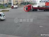 龙港一路口 轿车被大货“摆尾”甩到花坛上