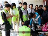 爱心志愿者开展爱心助学活动 用行动践行关爱