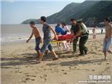 情侣观潮落海中 边防官兵施援手