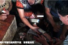 今天下午16时45分，龙港镇第三菜市场内7岁的小男孩航航因贪玩手不慎被绞肉机转轴卷了进去，无法取出。龙港消防中队接到报警后迅速出动1辆抢险救援车7名官兵，在医护人员和航航家属密切配合下，经过1个多小时的紧张营救，成功将航航的手从绞肉机转轴中取出。 http://t.cn/zWRmfOu

