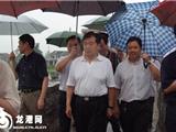 王建满冒雨检查龙港镇防汛前期工作