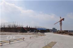 连日来的高温，使龙港最高温达到了35摄氏度以上，而一直坚守在施工第一线的建筑工人们更是受尽了高温的“折磨”。昨天中午，记者来到龙港体育馆建筑工地现场，感受建筑工人在高温下辛苦作业。