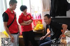 龙港网9月25日讯：为进一步弘扬孝老爱亲传统道德之风，传递爱心，在中秋节来临之际，龙港五幼与龙港网民监督团一行20多人带着慰问品来到新斗门村“仁爱之家”为孤寡老人们送上节日的祝福，将暖暖的爱心传递到这些孤寡老人手中。爱心人士的到来打破了往日的宁静，让敬老院内热闹非凡，爱心人士和老人亲热聊天，悉心询问老人们的日常生活起居，并嘱托老人季节变化时要注意身体保暖，行动要注意安全，希望他们保重身体、快乐生活。