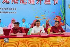 龙港网9月15日讯：今天，温州. 苍南第十四届龙港舥艚开渔节在舥艚驳岸码头举行， 由龙港镇人民政府，苍南县海洋与渔业局主办，舥艚社区管委会、龙港渔民协会承办。县镇领导：蒋献生、陈为来 、黄贤满 、吕存阳 、林志远 、章定宇和苍南县海洋与渔业局副局长林叔森、李晓斌以及海城、舥艚、龙江、芦浦、江浦社区党委书记、主任出席参加。        龙港镇委副书记黄贤满主持，并宣布祭海典礼开始，3名旗手升“祭海祈福旗”，主祭人蒋献生副县长恭读祭海文。主祭人、陪祭人行祭礼、献祭酒、献五果、献五谷、放海生。        五位老渔民敬献壮行酒，副县长蒋献生宣布启航。        龙港镇镇委副书记、镇长陈为来，县海洋渔业局副局长林叔森叩响祈福平安吉祥钟。