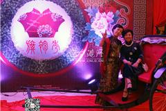 龙港网12月6日讯：旗袍魅力秀，各色佳丽各显风采。昨天晚上，千百汇“梦回上海•最美旗袍之夜”在龙港诚大盛大开场。现场，150多名女性各个身着旗袍，走上T台，自信高贵的身姿，风韵动人，婉约风情一览无余，尽显东方女子的古典韵味。