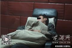 姚某被控制在醒酒室中