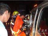 两车相撞   消防官兵成功营救伤者
