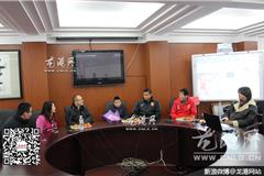 龙港网1月23日讯：昨天下午，现役国奥队员、效力于荷甲维特斯队的张玉宁来到自己曾经就读过的龙港第五小学，看望启蒙老师，与学弟学妹分享经验，并鼓励他们坚持自己的足球梦想，享受足球的乐趣。